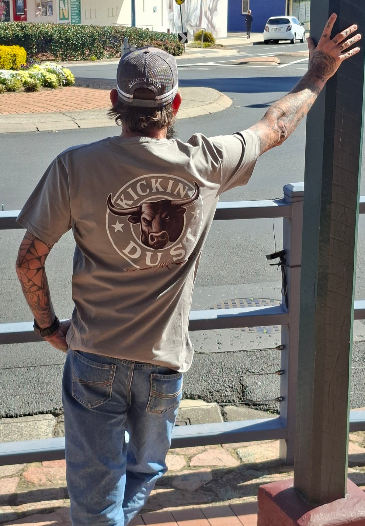 Kickin Dust T-shirt ( mens gray bull )