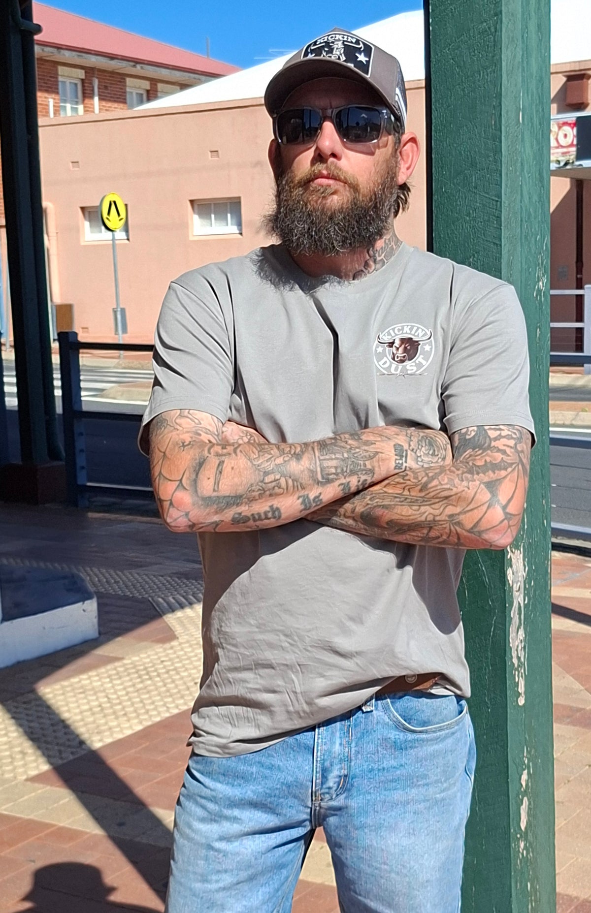Kickin Dust T-shirt ( mens gray bull )